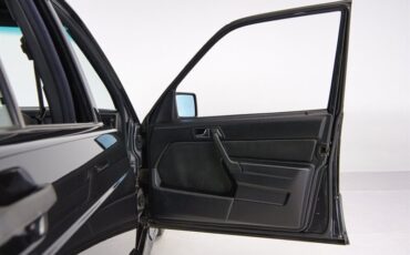 Mercedes-Benz-190-Series-1990-36