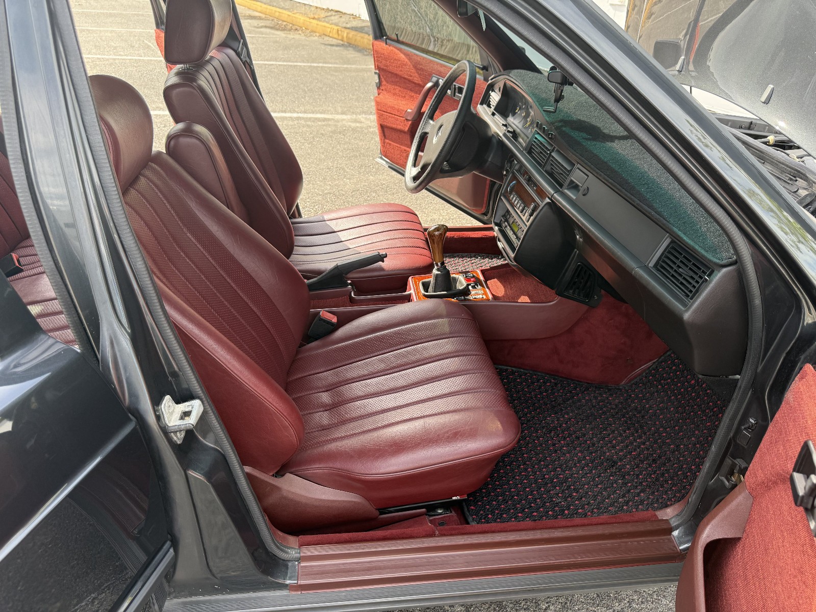 Mercedes-Benz-190D-1985-Sedan-29