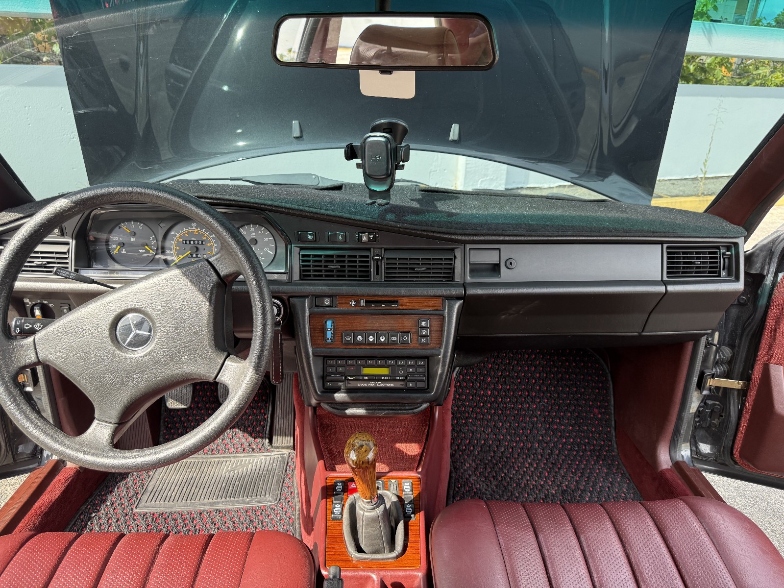 Mercedes-Benz-190D-1985-Sedan-34
