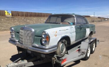 Mercedes-Benz-200-1966-Coupe-2