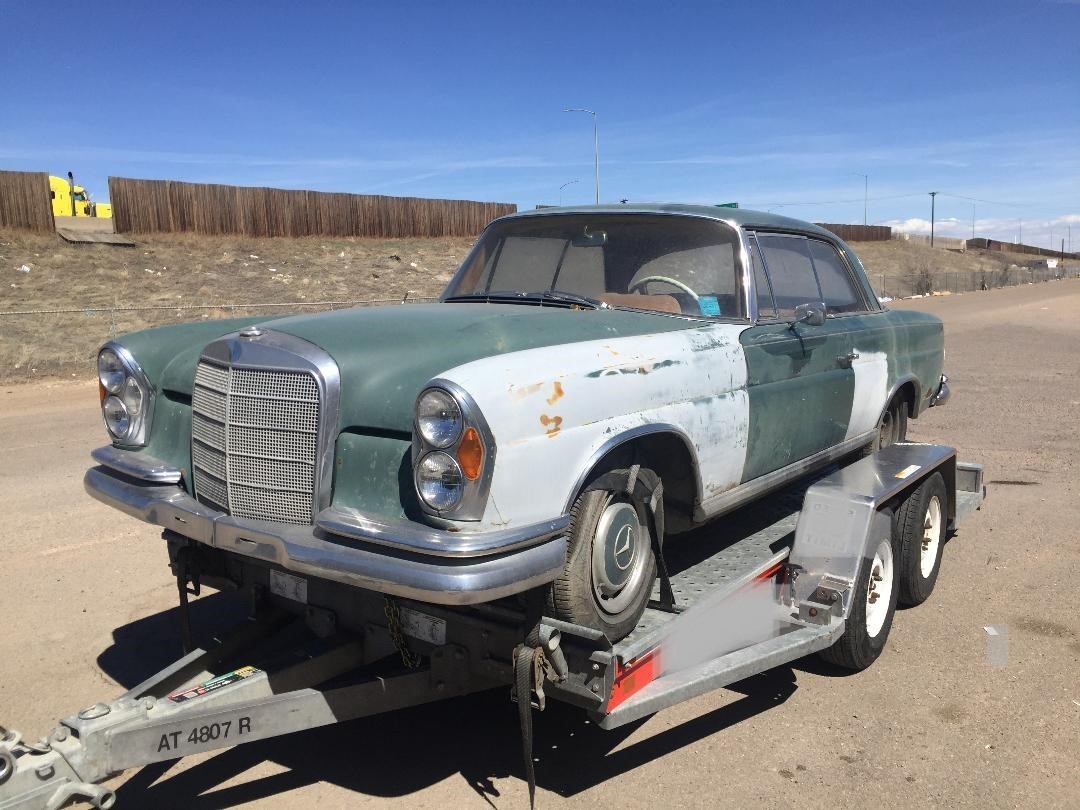 Mercedes-Benz-200-1966-Coupe-2