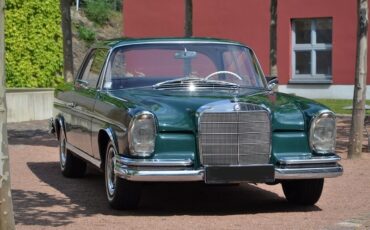 Mercedes-Benz-200-1966-Coupe-26
