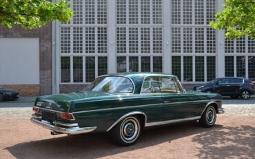 Mercedes-Benz-200-1966-Coupe-27