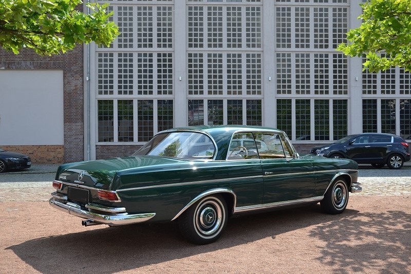 Mercedes-Benz-200-1966-Coupe-27