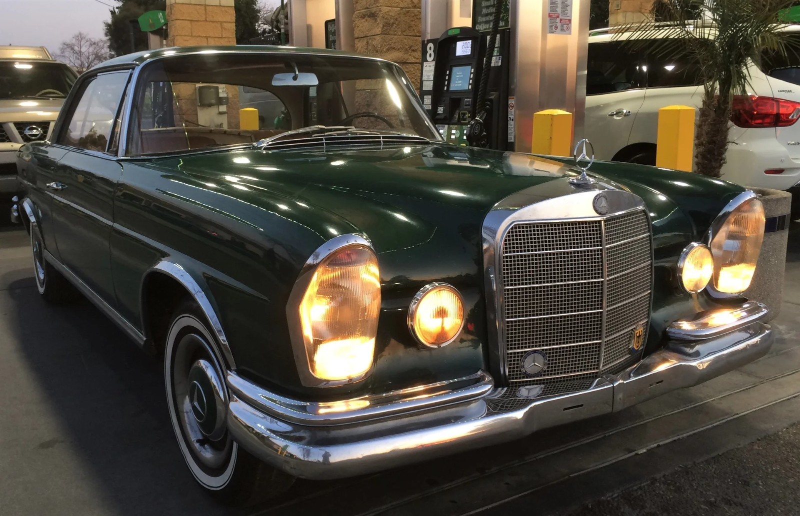 Mercedes-Benz-200-1966-Coupe-29