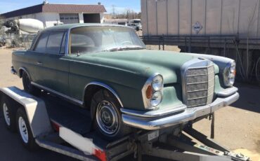 Mercedes-Benz-200-1966-Coupe-3