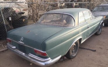 Mercedes-Benz-200-1966-Coupe-4