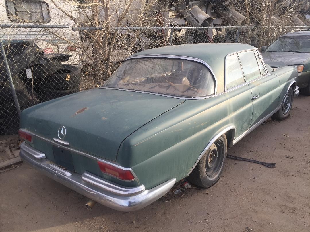 Mercedes-Benz-200-1966-Coupe-4