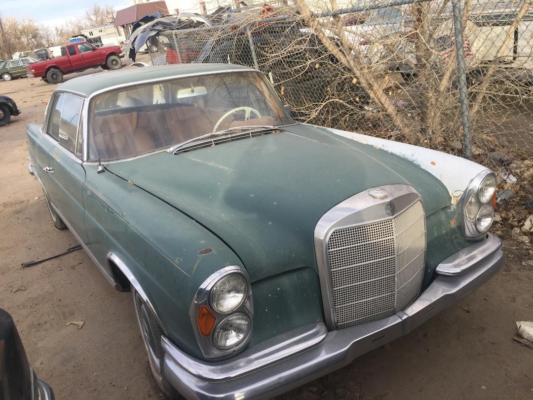 Mercedes-Benz-200-1966-Coupe-5