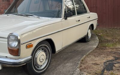 Mercedes-Benz 200-Series 1969 Sedan