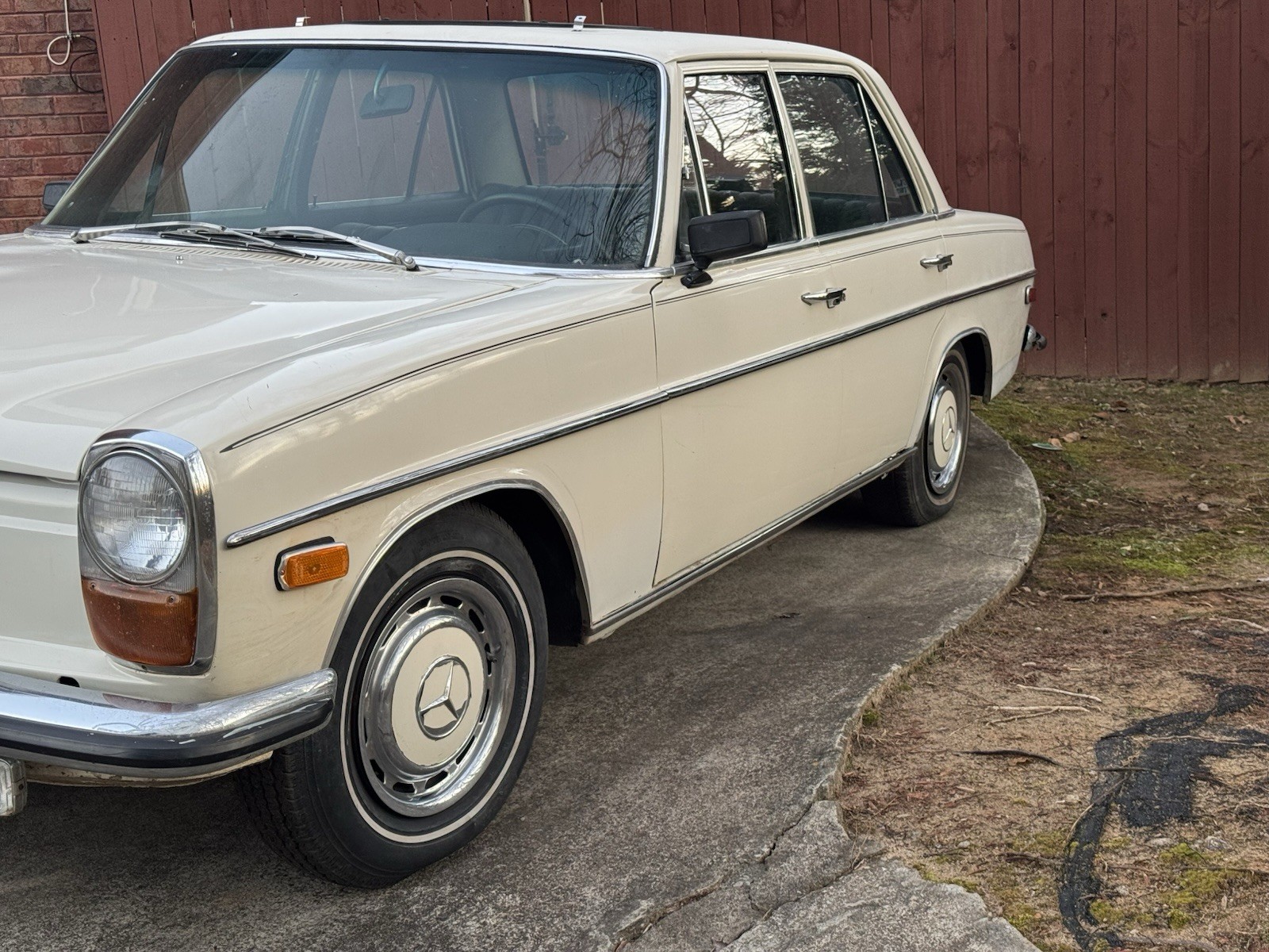 Mercedes-Benz 200-Series 1969 Sedan