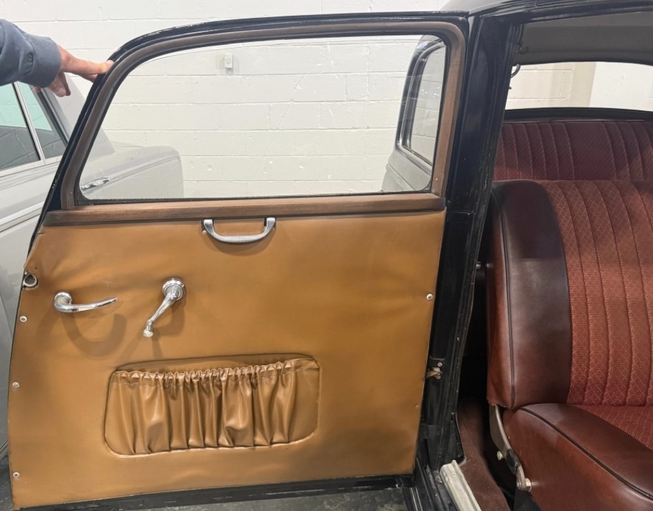 Mercedes-Benz-220S-1952-Sedan-12