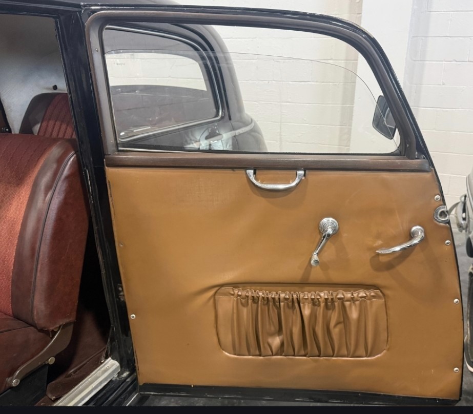 Mercedes-Benz-220S-1952-Sedan-13