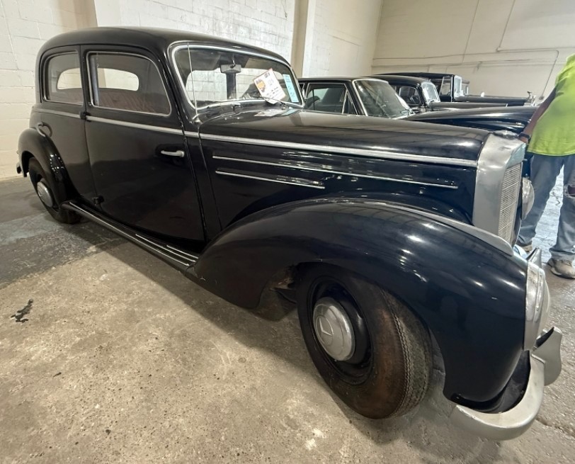 Mercedes-Benz-220S-1952-Sedan-2
