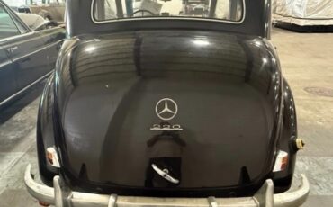 Mercedes-Benz-220S-1952-Sedan-3