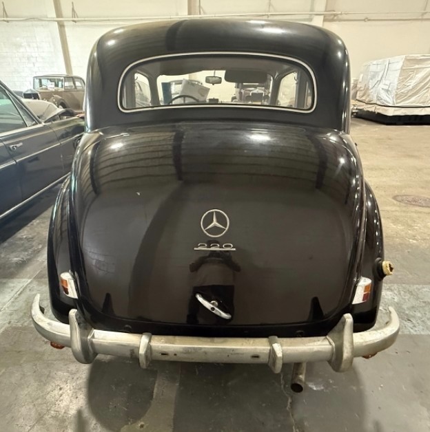 Mercedes-Benz-220S-1952-Sedan-3