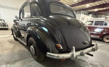 Mercedes-Benz-220S-1952-Sedan-4