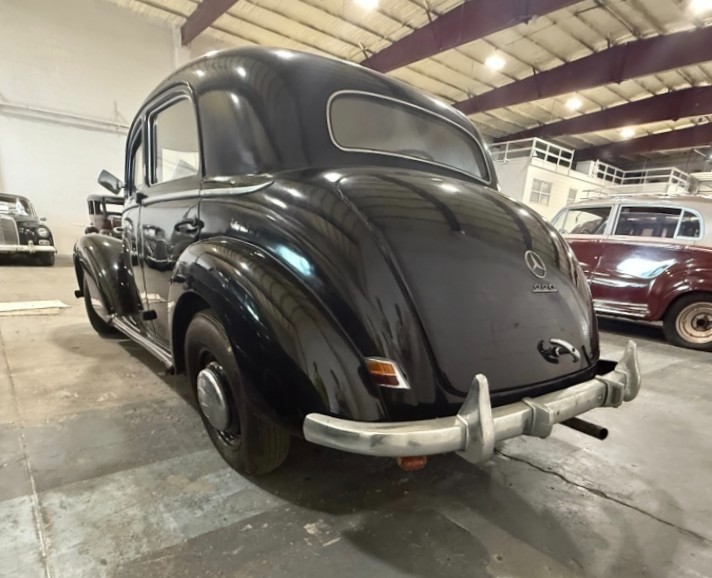 Mercedes-Benz-220S-1952-Sedan-4