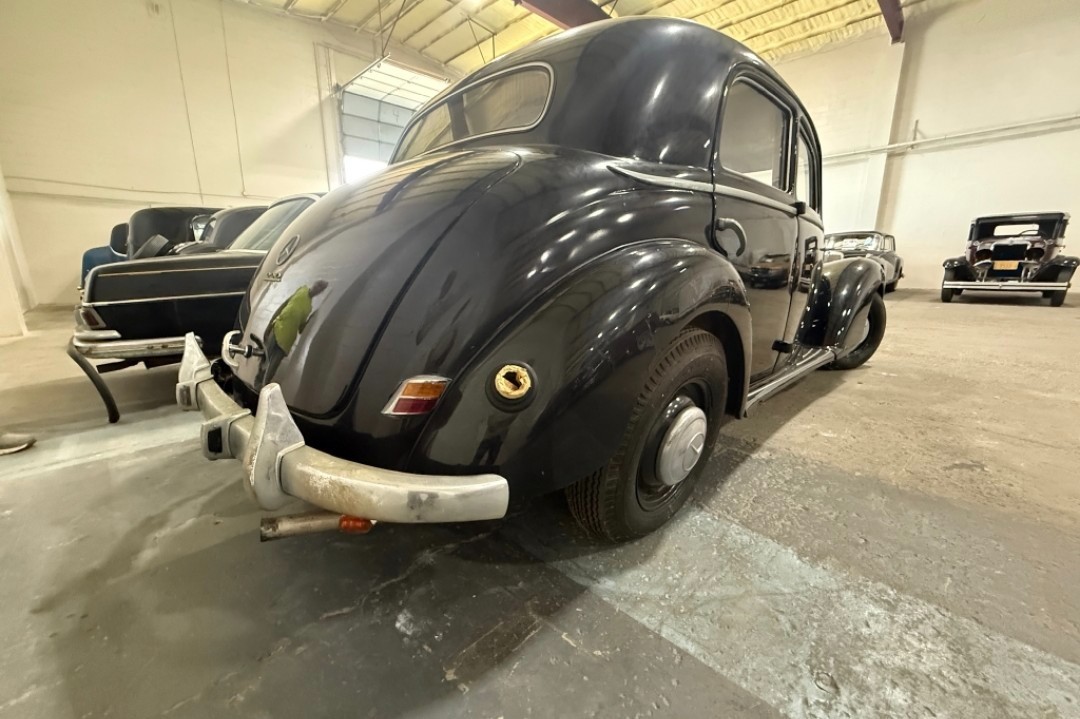 Mercedes-Benz-220S-1952-Sedan-5