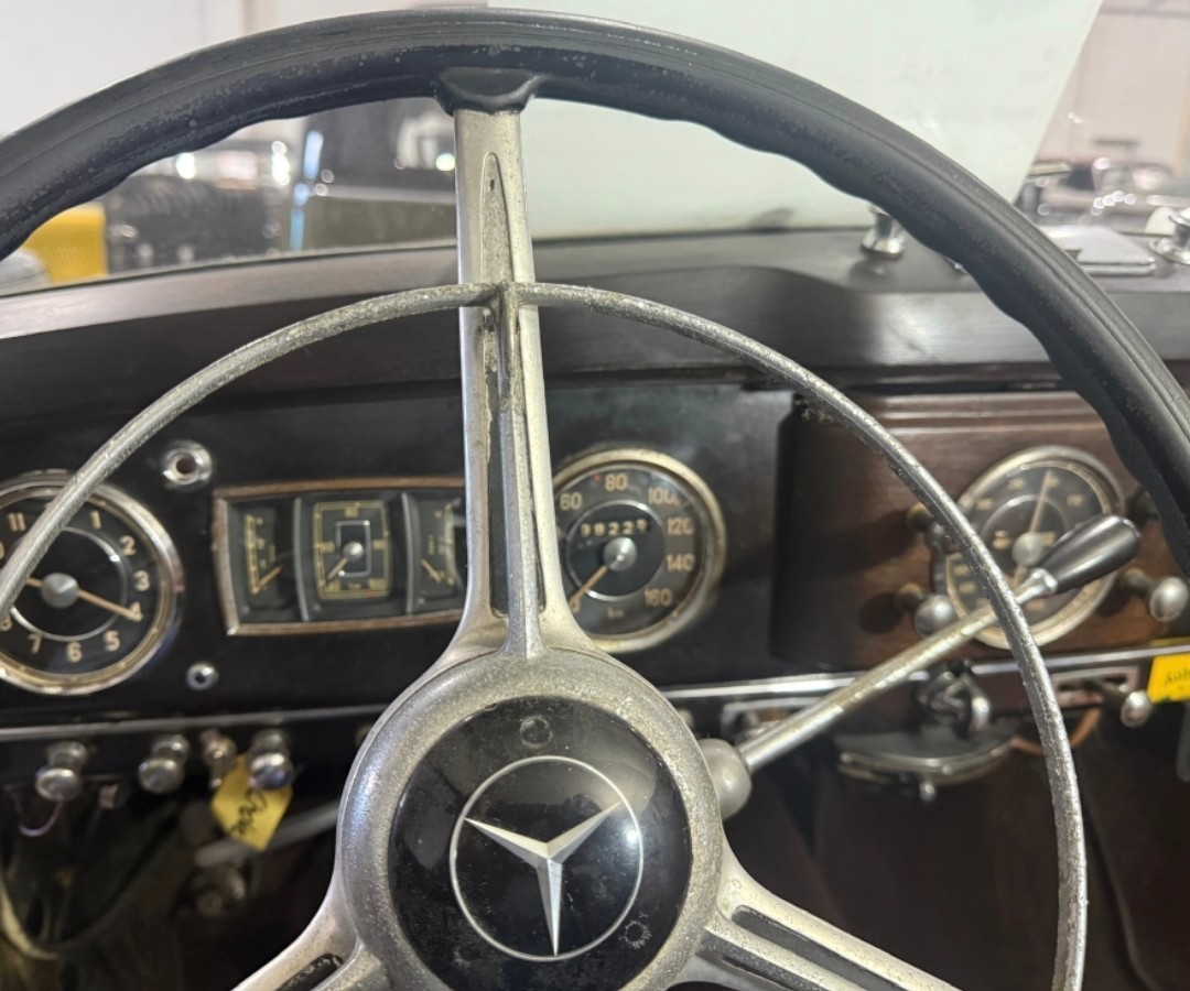 Mercedes-Benz-220S-1952-Sedan-6