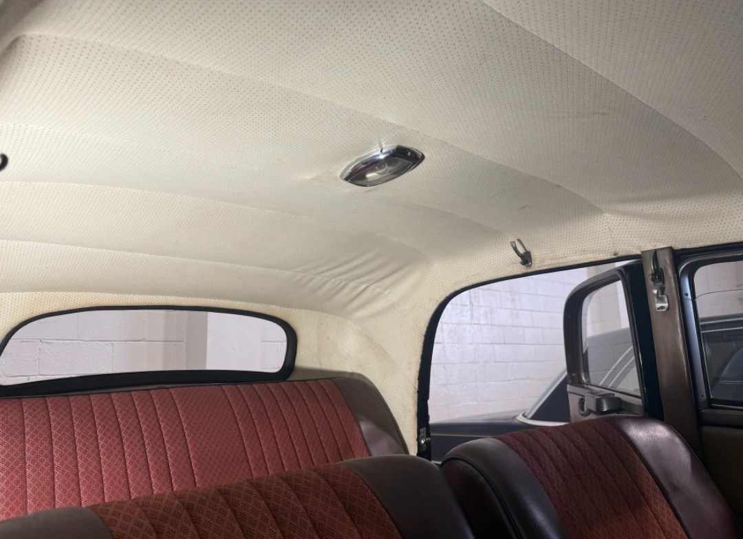 Mercedes-Benz-220S-1952-Sedan-9