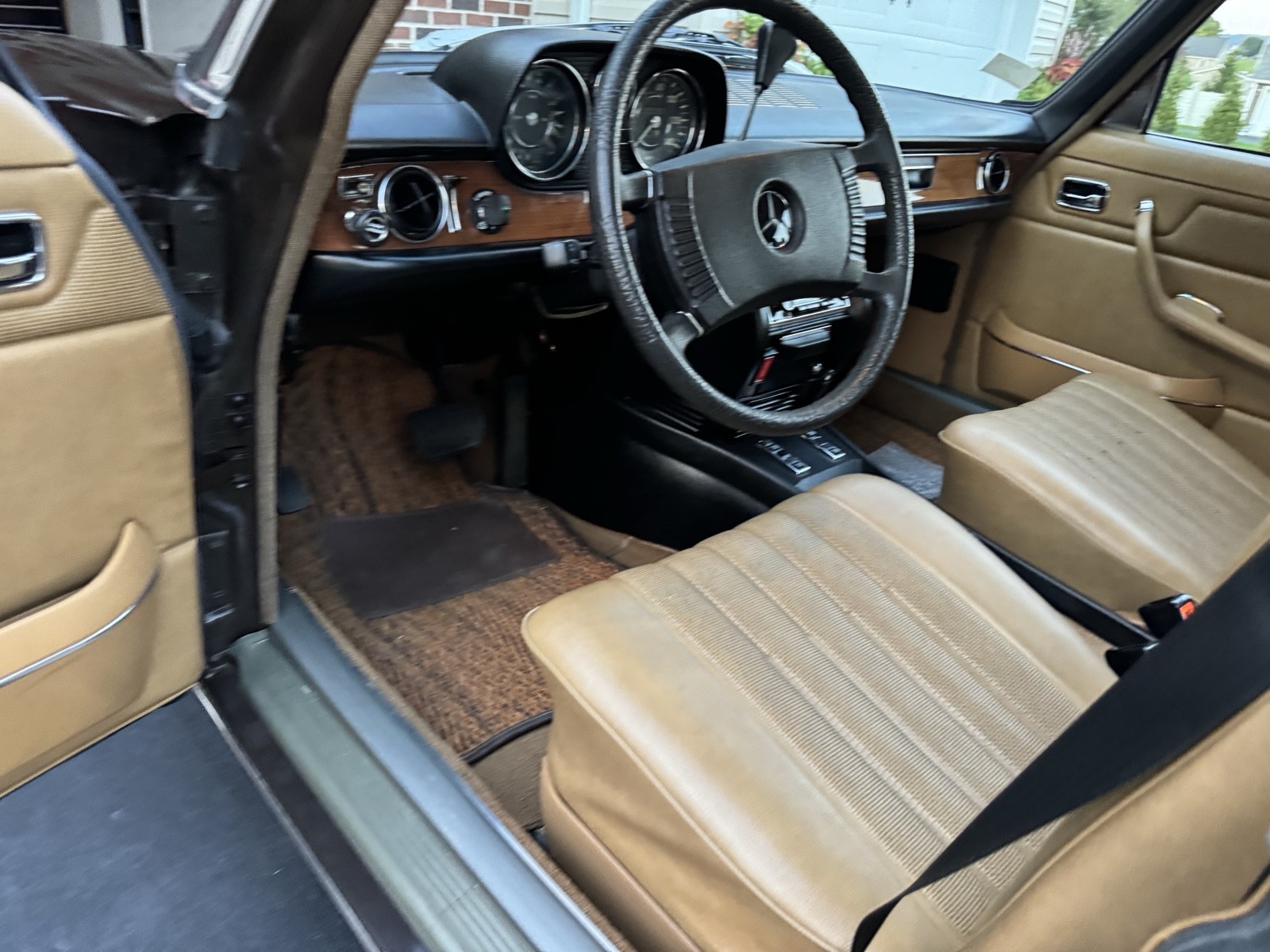 Mercedes-Benz-280-1974-26