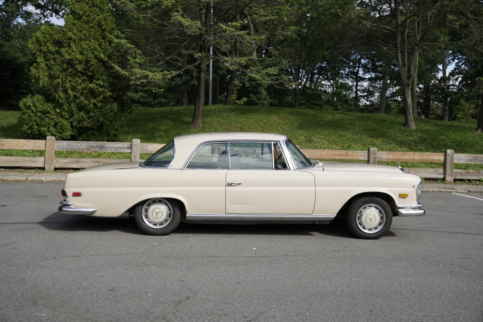 Mercedes-Benz-280-SE-1969-Coupe-4