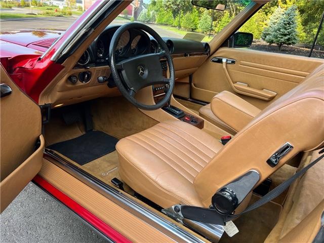 Mercedes-Benz-300-Series-1984-26