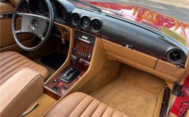 Mercedes-Benz-300-Series-1984-35