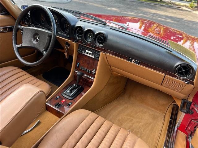 Mercedes-Benz-300-Series-1984-35