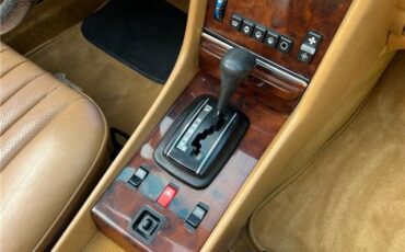 Mercedes-Benz-300-Series-1984-38