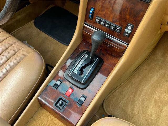 Mercedes-Benz-300-Series-1984-38