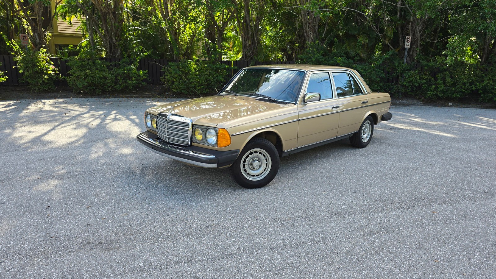 Mercedes-Benz-300-Series-1984-Sedan-1