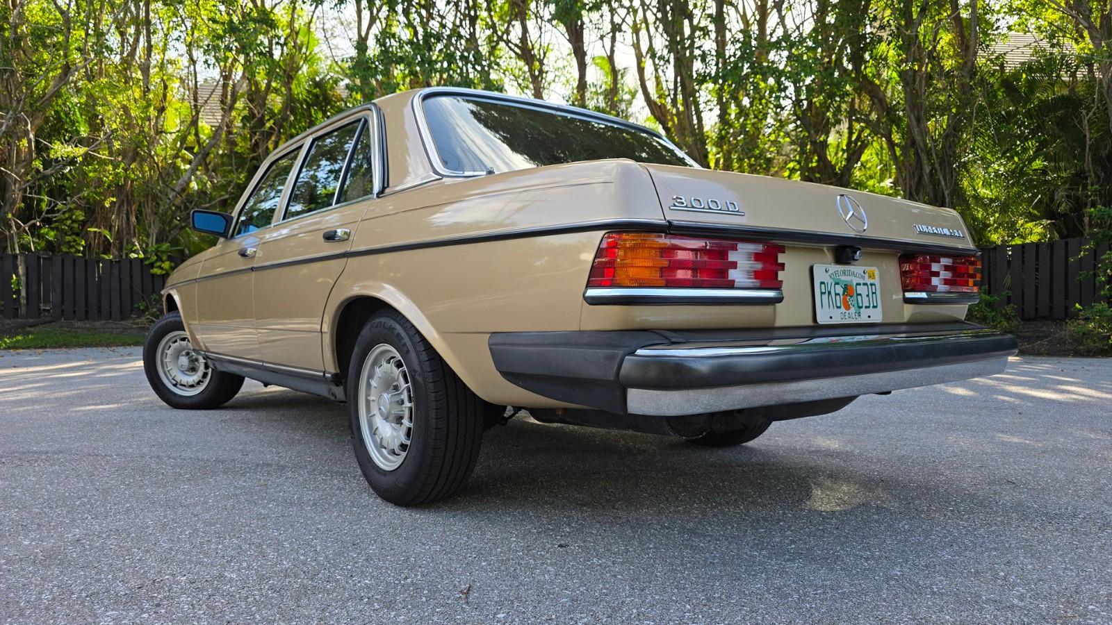 Mercedes-Benz-300-Series-1984-Sedan-11
