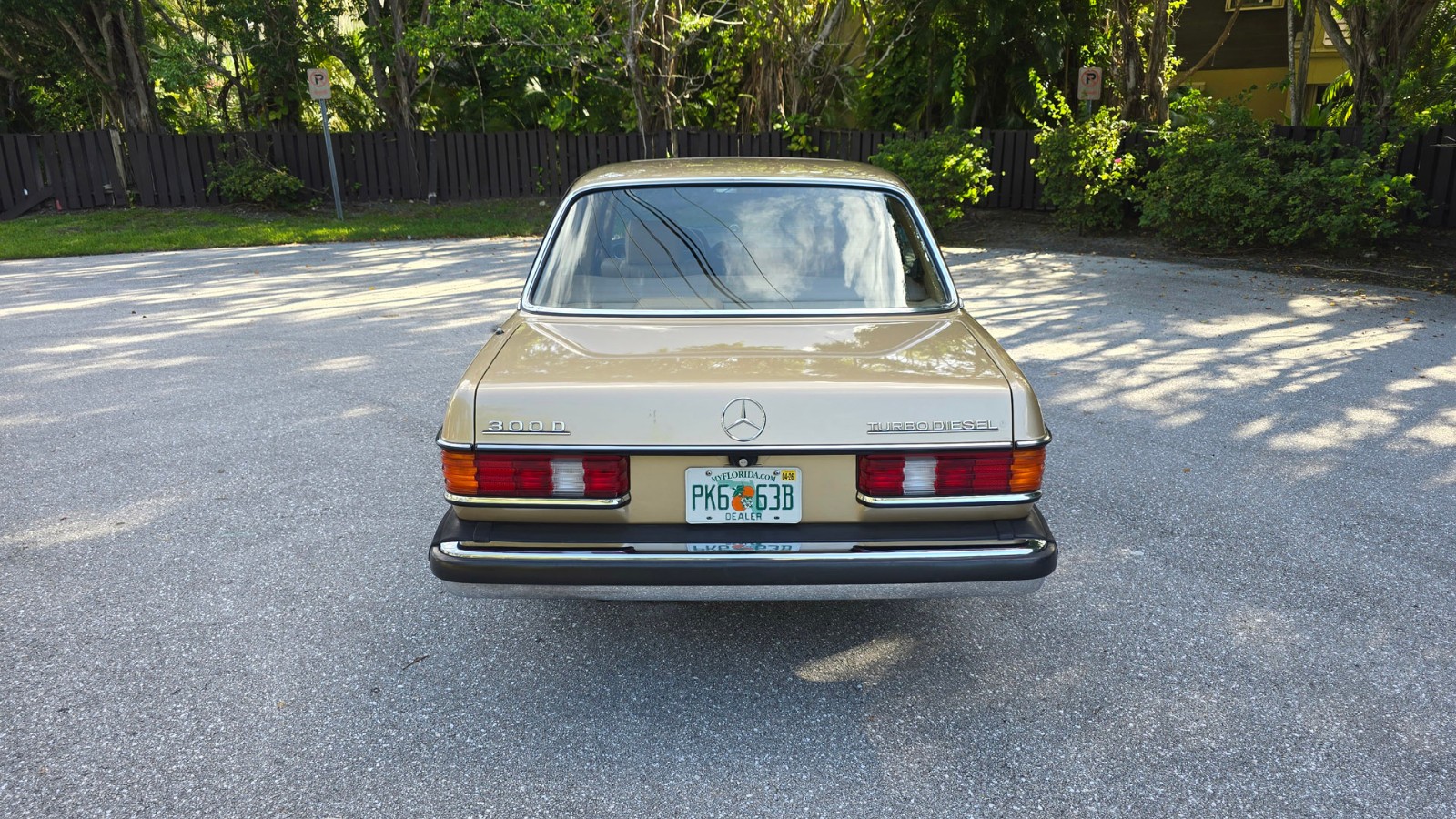 Mercedes-Benz-300-Series-1984-Sedan-12