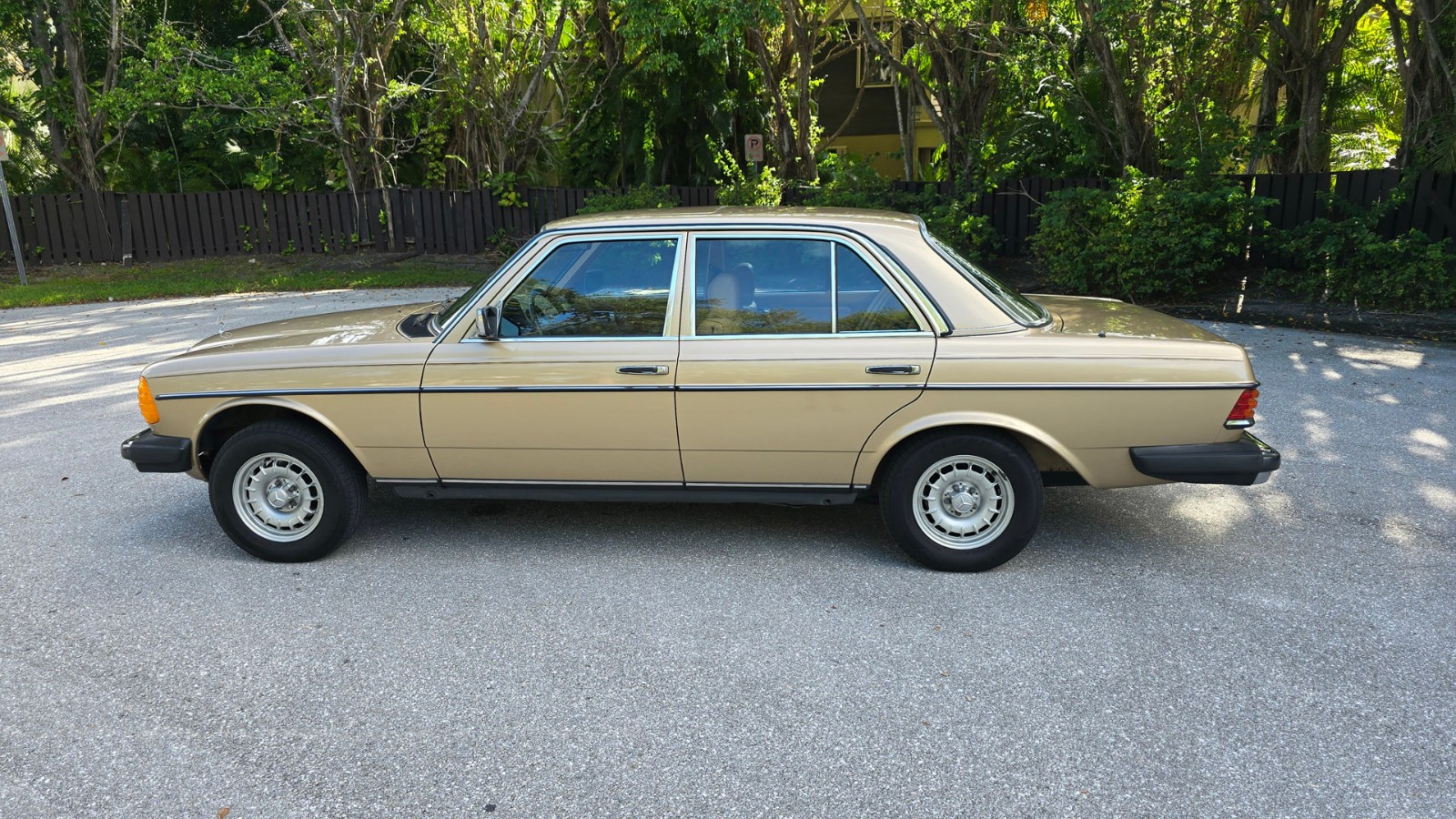 Mercedes-Benz-300-Series-1984-Sedan-16