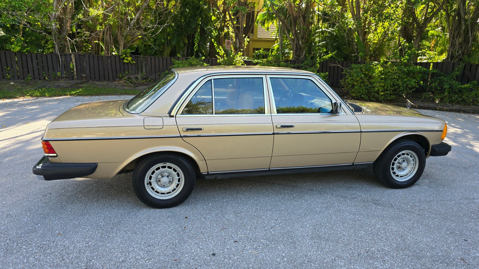 Mercedes-Benz-300-Series-1984-Sedan-17