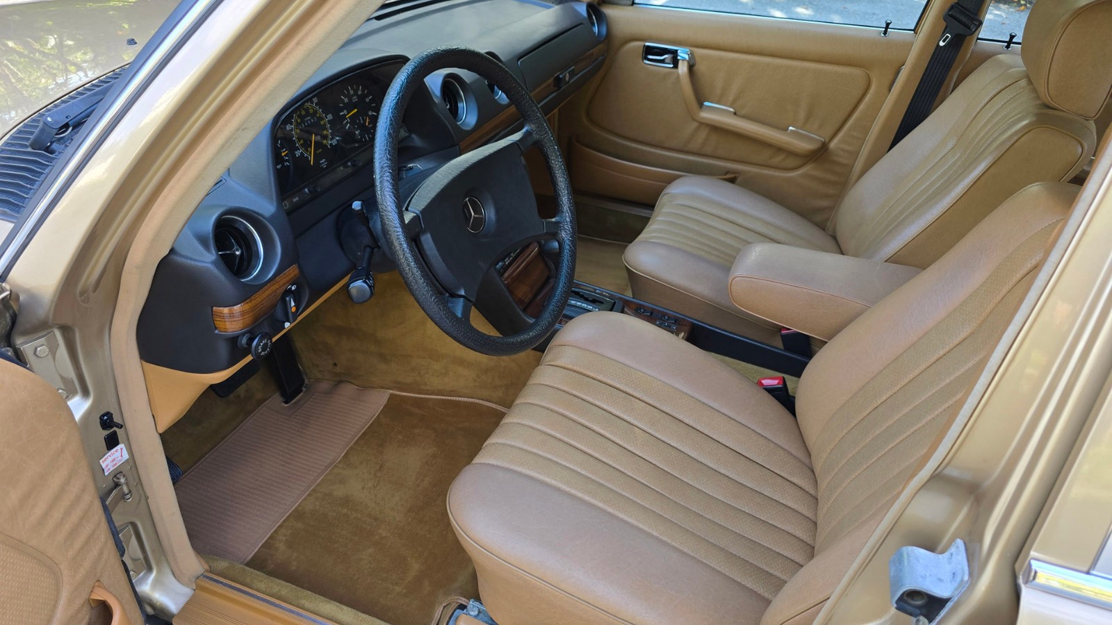 Mercedes-Benz-300-Series-1984-Sedan-18