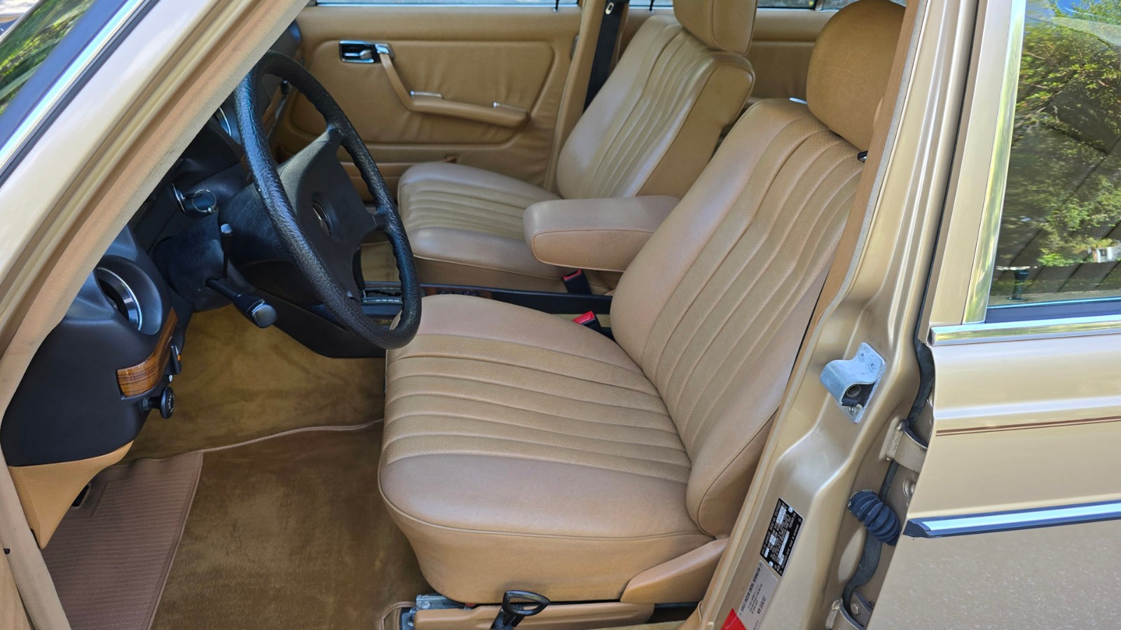 Mercedes-Benz-300-Series-1984-Sedan-19