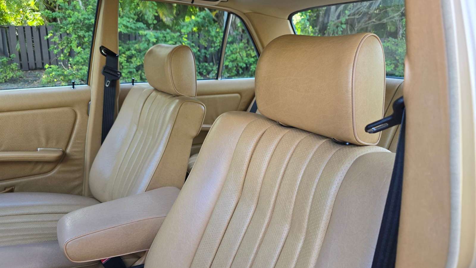 Mercedes-Benz-300-Series-1984-Sedan-20