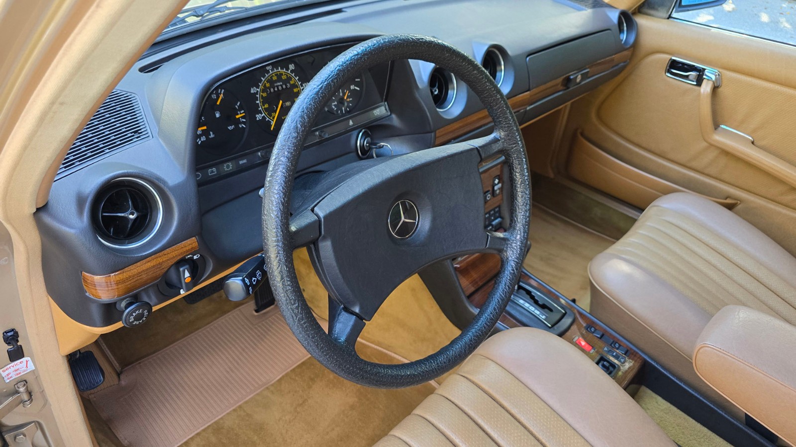 Mercedes-Benz-300-Series-1984-Sedan-21
