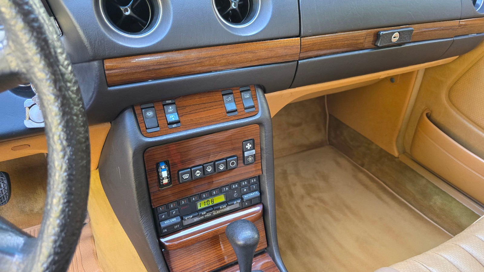 Mercedes-Benz-300-Series-1984-Sedan-24