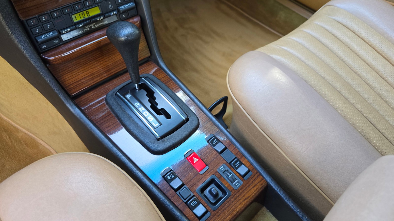 Mercedes-Benz-300-Series-1984-Sedan-25