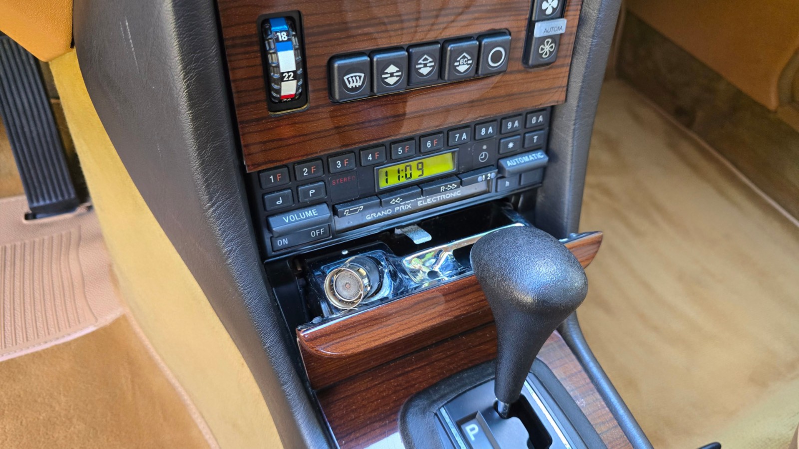 Mercedes-Benz-300-Series-1984-Sedan-26