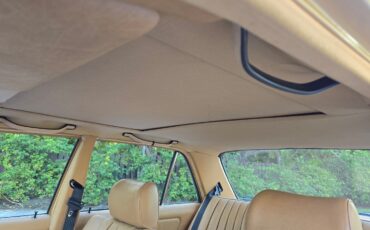 Mercedes-Benz-300-Series-1984-Sedan-28