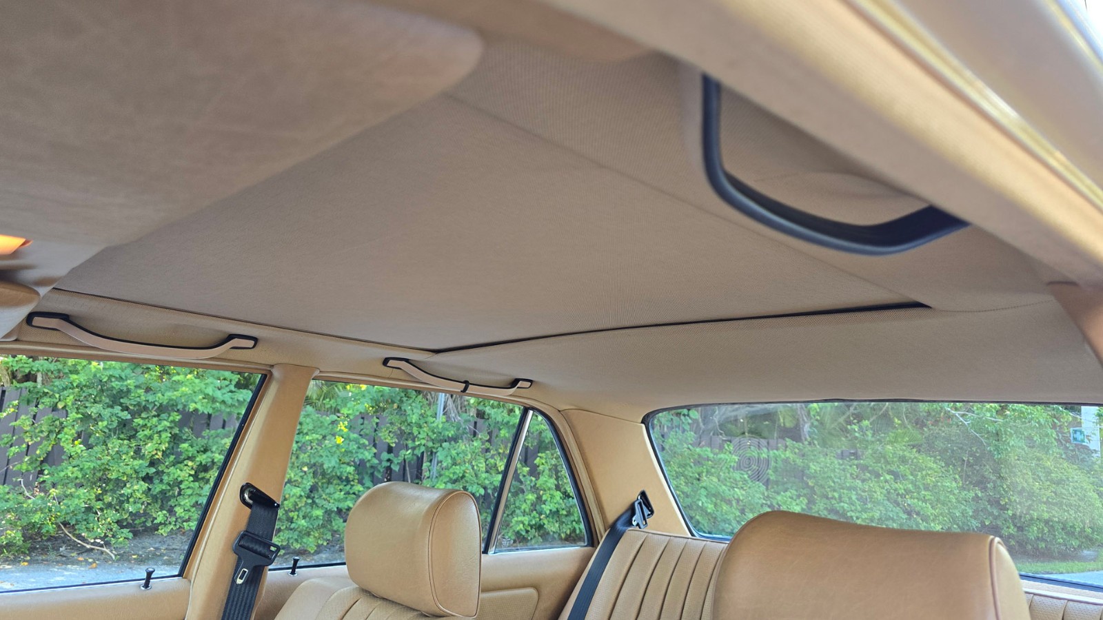 Mercedes-Benz-300-Series-1984-Sedan-28