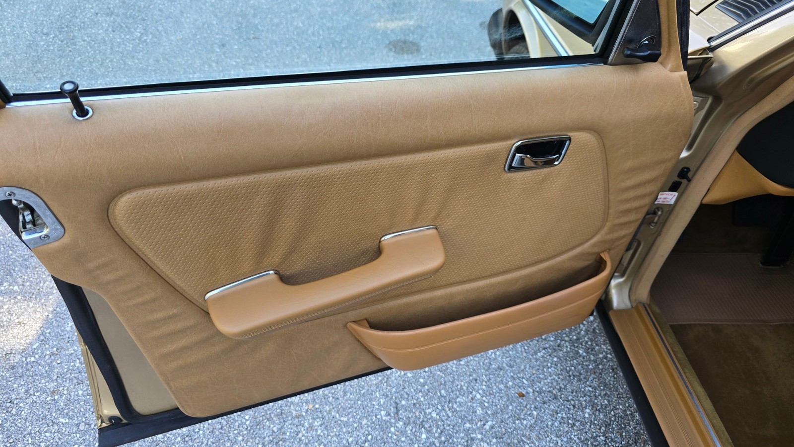 Mercedes-Benz-300-Series-1984-Sedan-29