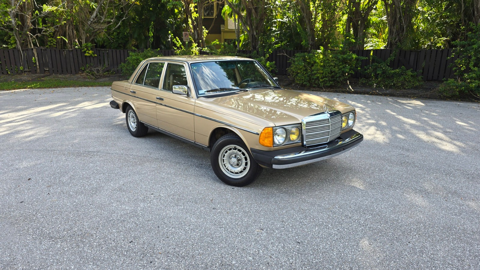 Mercedes-Benz-300-Series-1984-Sedan-3