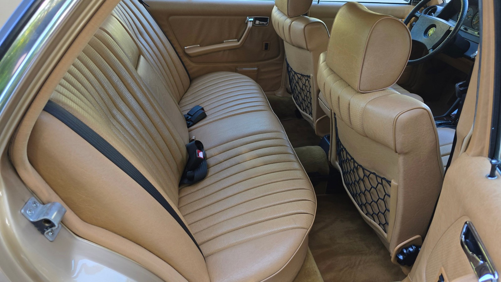 Mercedes-Benz-300-Series-1984-Sedan-34