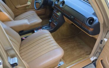 Mercedes-Benz-300-Series-1984-Sedan-36